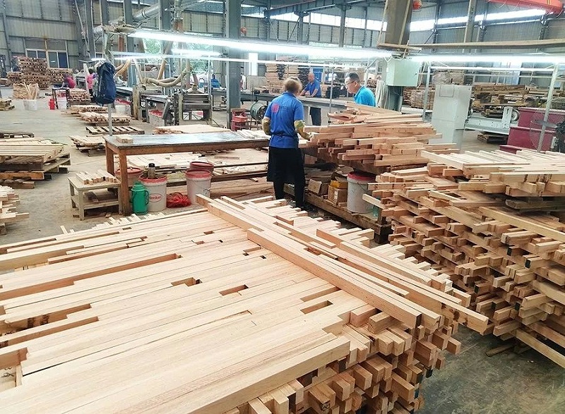 實木原材料加工現(xiàn)場