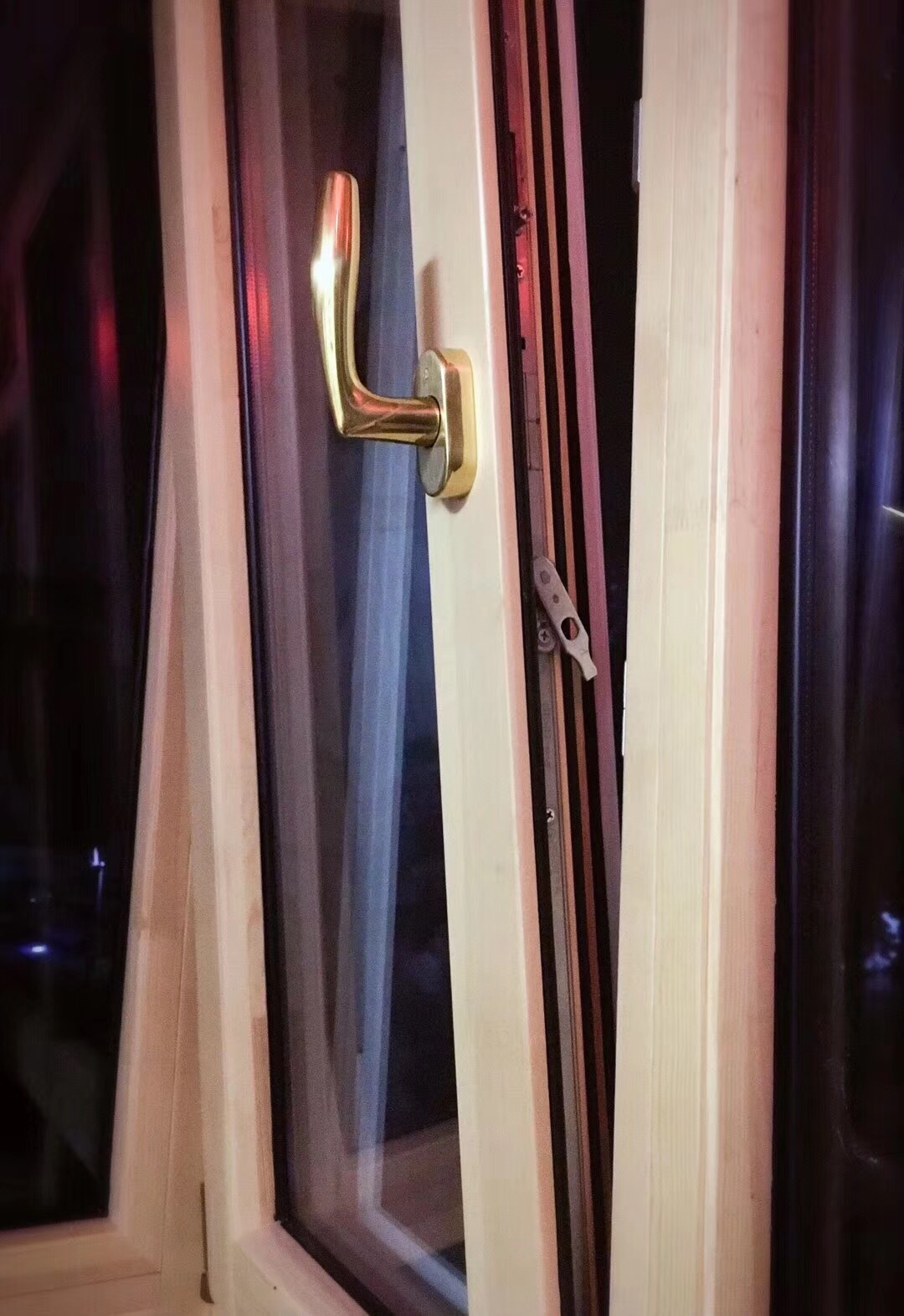 內(nèi)開內(nèi)倒鋁包木窗實(shí)拍