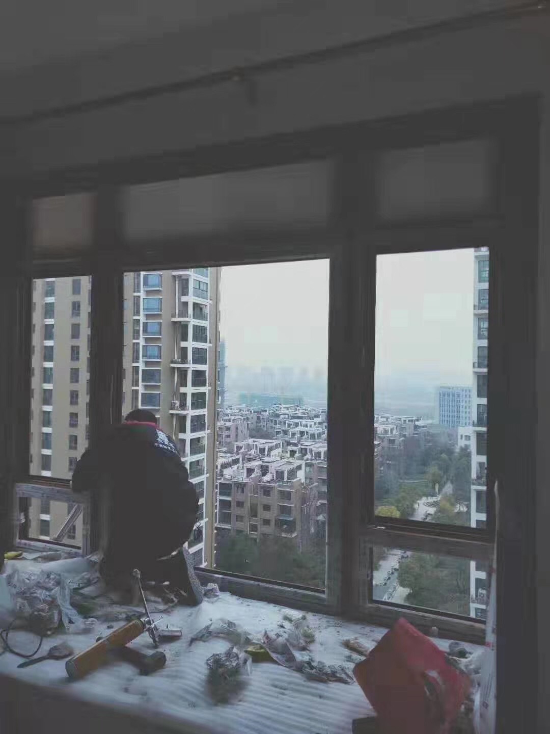 高檔鋁包木門窗安裝現(xiàn)場